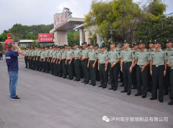 嘉明部队官兵参观访问球速体育首页玻璃