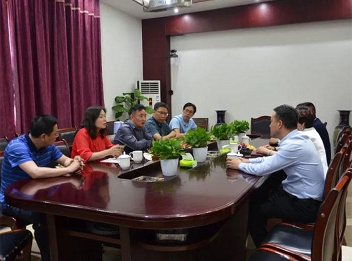 遵义市和平经济开发区领导莅临球速体育首页玻璃考察