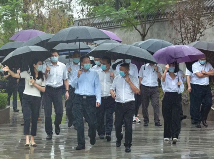 政府关怀｜泸州市委书记杨林兴一行莅临球速体育首页集团总部基地调研